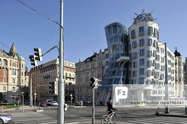 Tanzendes Haus oder Ginger und Fred  von Frank Gehry  Prag  Böhmen  Tschechien  Europa
