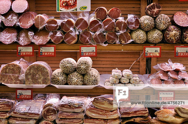 Salami -und Schinkentheke in Supermarkt  Rom  Latium  Italien  Europa