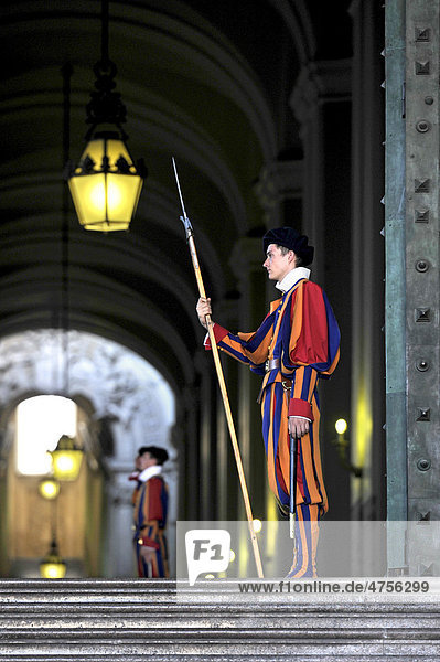Wachsoldat der Schweizer Garde am Petersdom im Vatikan  Rom  Latium  Italien  Europa