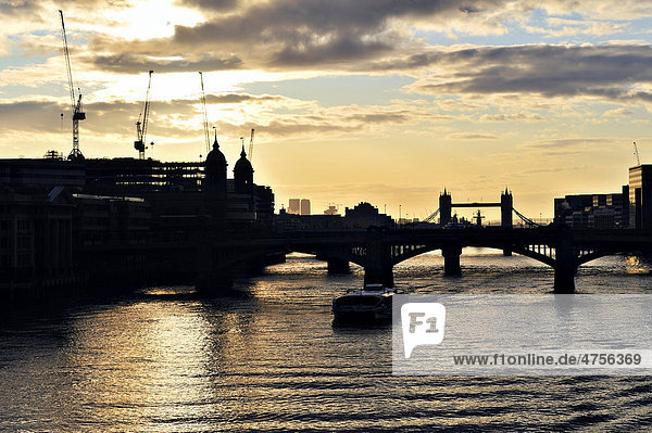 Morgenrot über der Themse  London  England  Großbritannien  Europa