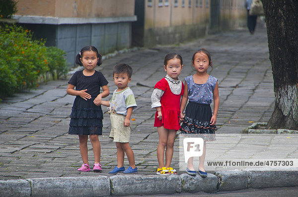 Junge Mädchen am Straßenrand am Berg Myohyang-san  Nordkorea  Asien