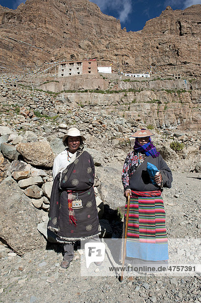 Tibetischer Buddhismus  tibetisches Paar  in Tracht gekleidet  Pilger auf dem Pilgerweg  Kora um den Berg Kailash  Gang Rinpoche  Kloster Choku Gompa  Ngari  Gang-Tise-Gebirge  Transhimalaja  Himalaja  Westtibet  Autonomes Gebiet Tibet  Volksrepublik China  Asien