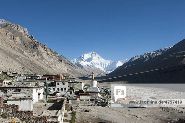 Tibetischer Buddhismus  Rongbuk Kloster  weißer Stupa  Mount Everest  Base Camp Nordseite  Himalaja  Zentraltibet  Ü-Tsang  Autonomes Gebiet Tibet  Volksrepublik China  Asien
