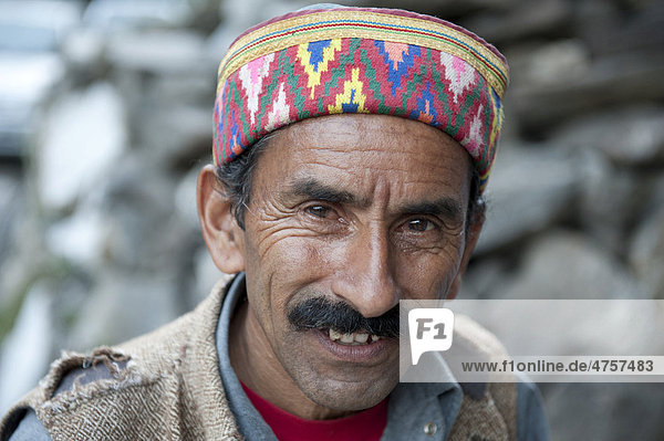 Portrait  Mann trägt typische bunt verzierte Kappe  Manali  Distrikt Kullu  Himalaja  Bundesstaat Himachal Pradesh  Indien  Südasien  Asien