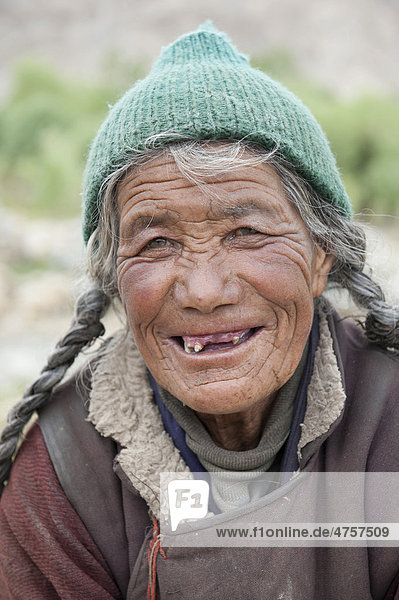 Portrait  alte Frau voll Freude  Zahnlücke  Sakti bei Leh  Distrikt Ladakh  Bundesstaat Jammu und Kaschmir  Indien  Südasien  Asien
