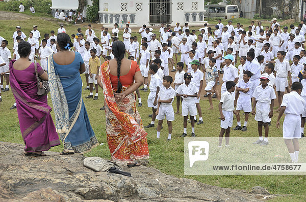 Sportunterricht  Jungen in weißer Schuluniform  Galle  Sri Lanka  Ceylon  Asien