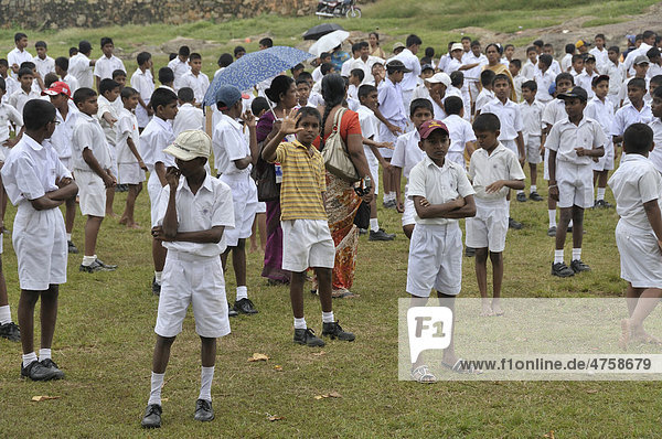 Jungen in weißer Schuluniform  Galle  Sri Lanka  Ceylon  Asien