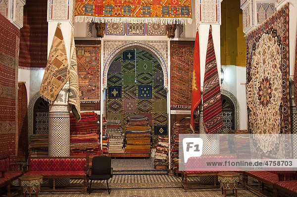 Geschäft eines Teppichhändlers in einem alten Riad  Stadtpalast in der Altstadt  Medina  Fes  Marokko  Afrika