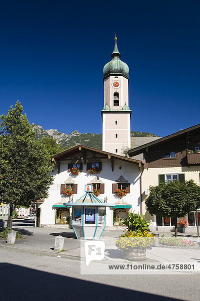Marienplatz mit Pfarrkirche Sankt Martin  Garmisch  Garmisch-Partenkirchen  Oberbayern  Bayern  Deutschland  Europa