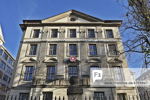 Klassizistische Fassade der Schweizerische Lebensversicherung und Rentenanstalt in der Leopoldstraße  München  Bayern  Deutschland  Europa