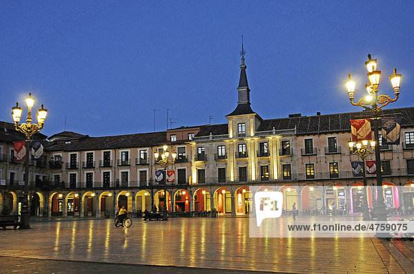 Abendstimmung  Plaza Mayor  Leon  Provinz Kastilien Leon  Spanien  Europa