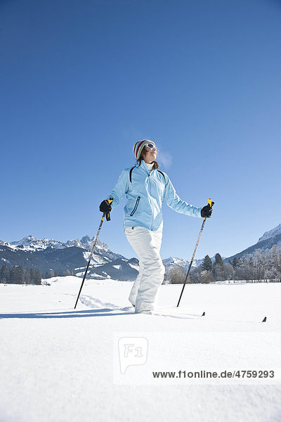 Frau macht Skilanglauf  Tannheimer Tal  Tirol  Österreich