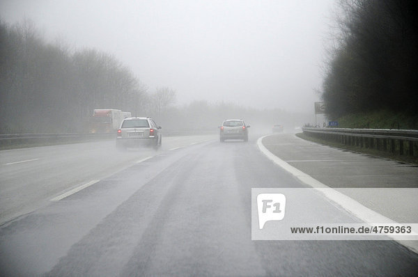 Regen  Nebel  schlechtes Wetter  Sichtverhältnisse  Autoverkehr  Autobahn A 45  Sauerland  Nordrhein-Westfalen  Deutschland  Europa