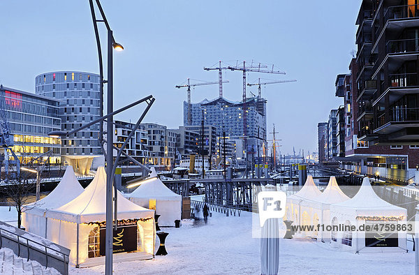 Weihnachtsmarkt auf den Magellan-Terrassen in der Hafencity von Hamburg  Deutschland  Europa
