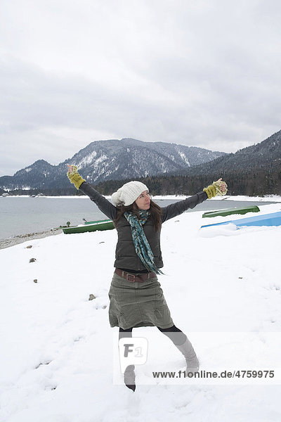 Junge Frau am Walchensee  Winter  Freiheit  Bayern  Deutschland  Europa