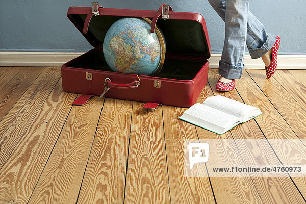 Globus im Koffer  Buch  Beine  Symbolbild Reise  Urlaub
