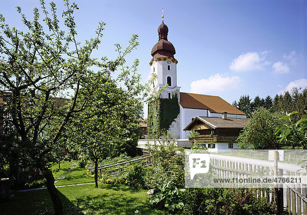 Pfarrkirche St. Johann Baptist mit Schopf-Hof  Thanning  Egling  Oberbayern  Bayern  Deutschland  Europa