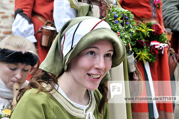 Frau  Mitglied einer Schaustellertruppe  in mittelalterlichem Kostüm  Landshuter Hochzeit 2009  Mittelalterspektakel  Landshut  Niederbayern  Bayern  Deutschland  Europa