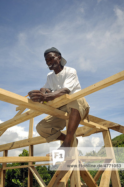 Nach dem schweren Erdbeben im Januar 2010 bildet eine deutsche Hilfsorganisationen lokale Bauarbeiter  Dachdecker  im Bau erdbebensicherer Häuser aus  Dorf Coq Chante nahe Jacmel  Haiti  Karibik  Zentralamerika