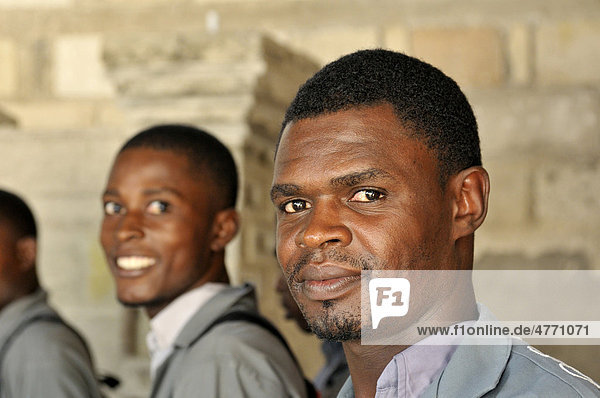 Schüler in einem Ausbildungskurs für Jugendliche aus dem Armenviertel Cite Soleil  Salesianerprojekt Lakay  Das Haus  im Stadtteil La Saline  Port au Prince  Haiti  Zentralamerika