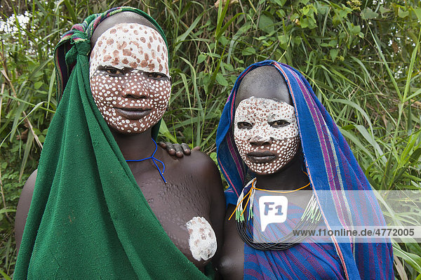 Zwei Junge Surma Frauen Mit Traditioneller Bunter Körperbemalung Kibish Omo Tal Äthiopien Afrika