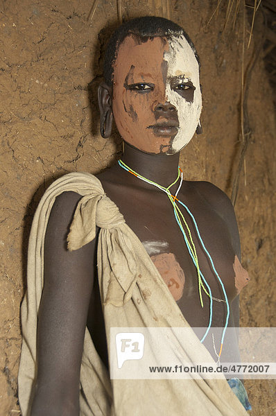 Junge Surma Frau mit traditioneller bunter Körperbemalung  Kibish  Omo-Tal  Äthiopien  Afrika