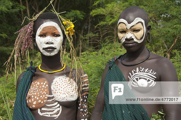 Zwei Surma Frauen Mit Bunter Körperbemalung Kibish Omo Tal Äthiopien Afrika