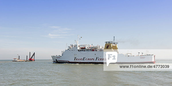 Fährschiff verlässt Ostende Hafen  Belgien  Europa
