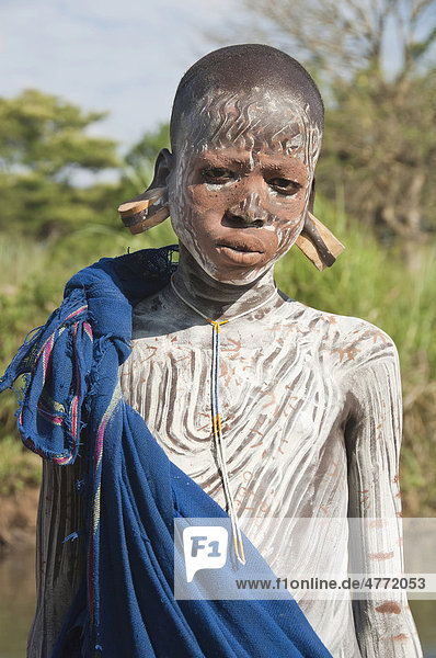 Surma Mädchen mit Gesichtsbemalung und Körperbemalung und Ohrläppchenteller  Kibish  Omo-Tal  Äthiopien  Afrika