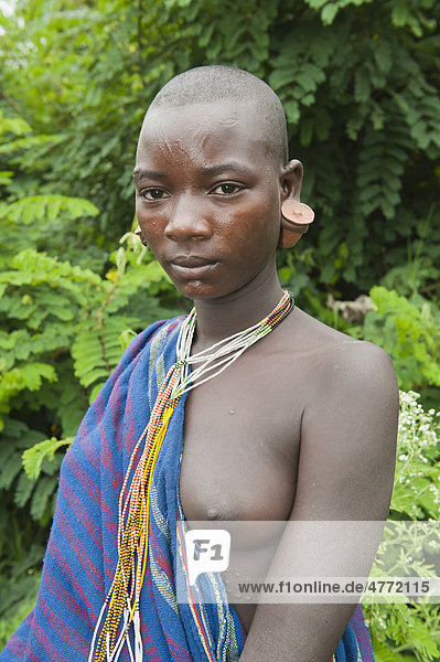 Junge Surma Frau mit Hautritzungen und Ohrläppchenteller  Tulgit  Omo-Tal  Äthiopien  Afrika