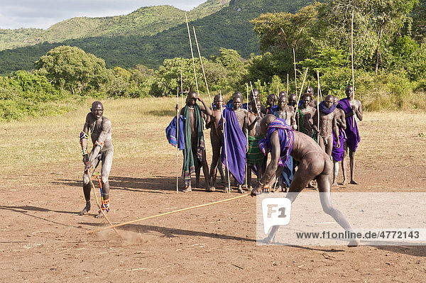 Donga stick fighters  Surma tribe  Tulgit  Omo River Valley  Ethiopia  Africa