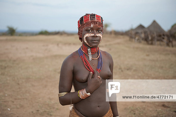 Junge Hamar Frau mit Gesichtsbemalung  bunten Halsketten und Kopfschmuck  Omo-Tal  Süd Äthiopien  Afrika