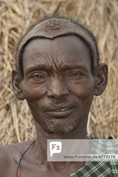 Porträt eines Hamar Manns mit typischer Lehm Haarfrisur  Omo-Tal  Süd Äthiopien  Afrika