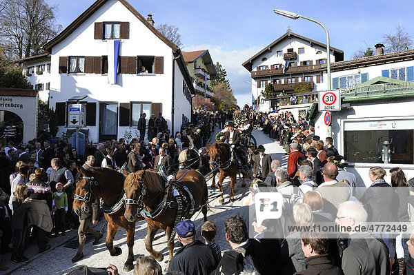 Leonhardifahrt  a procession with horses for the feast day of Saint Leonard of Noblac  Bad Toelz  Upper Bavaria  Bavaria  Germany  Europe