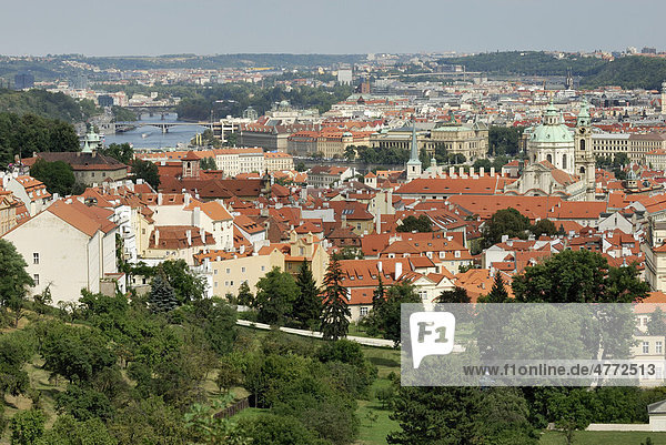 Blick vom Strahov-Kloster auf die Stadt Prag und die Moldau  Tschechische Republik  Europa