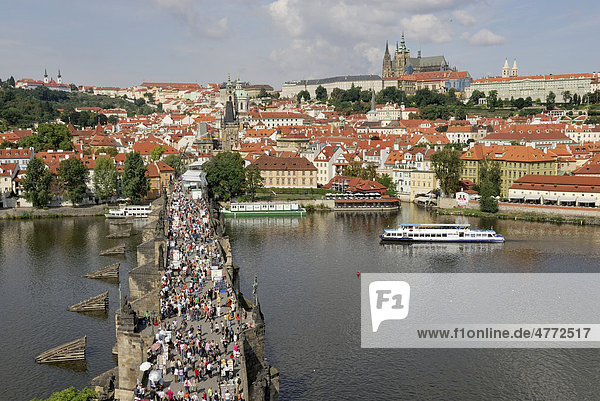 Blick vom Altstädter Brückenturm auf die Moldau  die Karlsbrücke mit Touristen und den Hradschin mit St. Veits Dom  Prag  Tschechische Republik  Europa