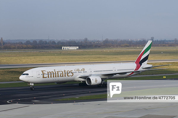 Boeing 777-300 der Emirates auf dem Rollfeld  Flughafen Düsseldorf international  Nordrhein-Westfalen  Deutschland  Europa