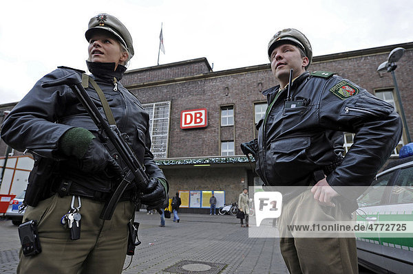 Police outside Duesseldorf central station after a brief closure of the station due to a terror warning  Duesseldorf  North Rhine-Westphalia  Germany  Urope