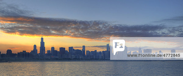 Morgendämmerung, Willis Tower, ehemals Sears Tower, 311 South Wacker, John Hancock Center, Aon Center, 77 West Wacker Drive, Two Prudential Plaza, Smurfit-Stone Building, Trump International Tower, Wolkenkratzer, Skyline, Lake Michigan, Chicago, Illinois, Vereinigte Staaten von Amerika, USA