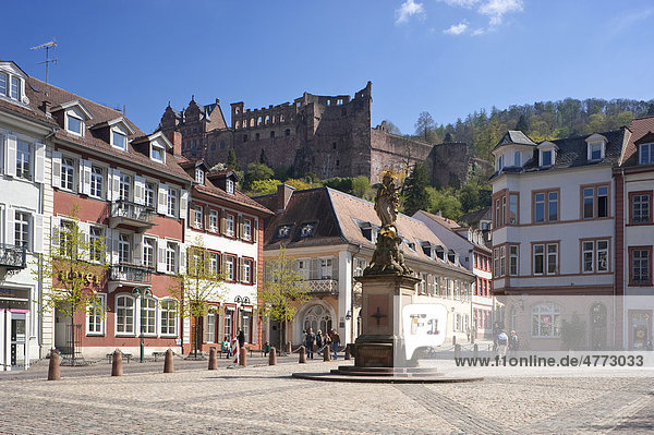 Kornmarkt mit Muttergottesbrunnen und Schloss  Heidelberg  Neckar  Kurpfalz  Baden-Württemberg  Deutschland  Europa
