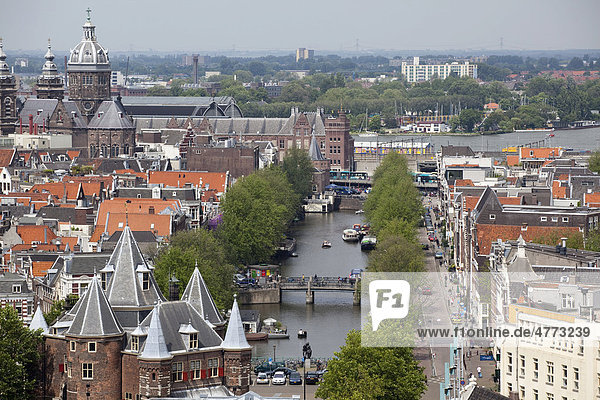 Waag mit Geldersekade  Nikolas-Kirche und Schreierstoren  Amsterdam  Holland  Niederlande  Europa