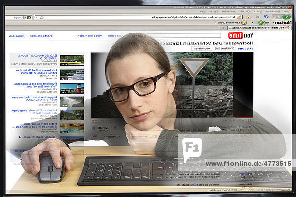Frau am Computer surft im Internet  sieht sich ein Video auf YouToube an  Blick aus dem Monitor