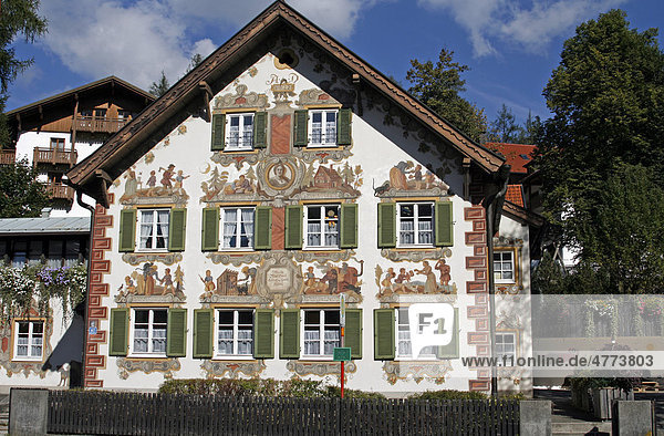 Hausfassade mit Lüftlmalerei  Fassadenmalerei  Fenster und Fensterläden  Hänsel und Gretel  Oberammergau  Bayern  Deutschland  Europa