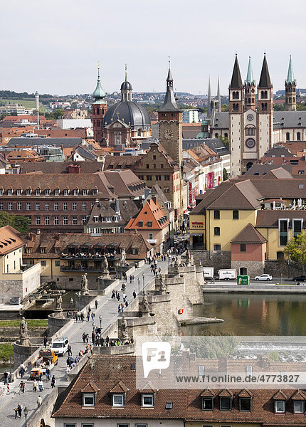 Blick auf die Alte Mainbrücke und die Innenstadt von Würzburg  Bayern  Deutschland  Europa
