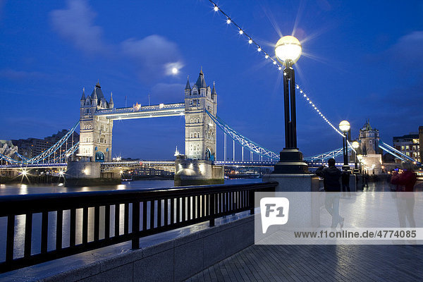 Tower Bridge bei Nacht  Themse  London  England  Großbritannien  Europa