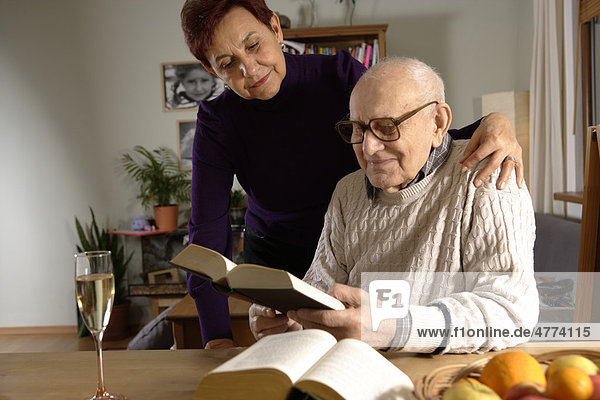 Alter Mann  Senior  92 Jahre  liest  mit Tochter