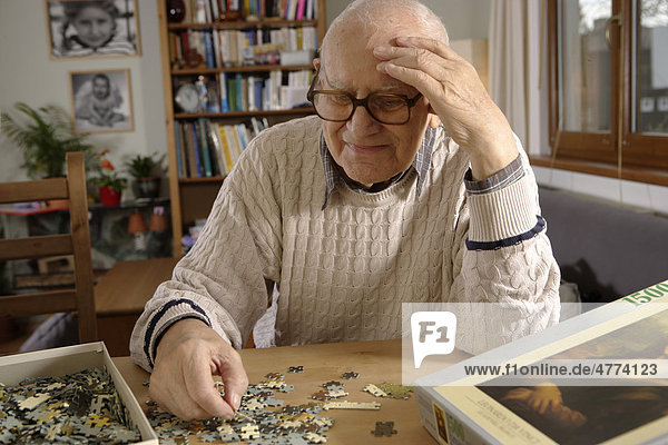 Alter Mann  Senior  92 Jahre  mit Puzzle