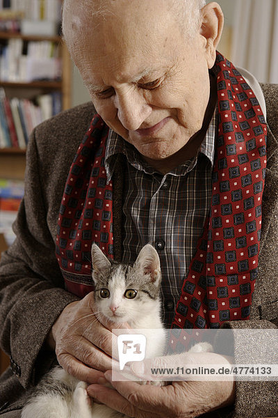 Alter Mann  Senior  92 Jahre  Porträt  mit Katze