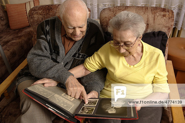 Paar  Senior  92 Jahre  Seniorin  89 Jahre  mit Familienalbum