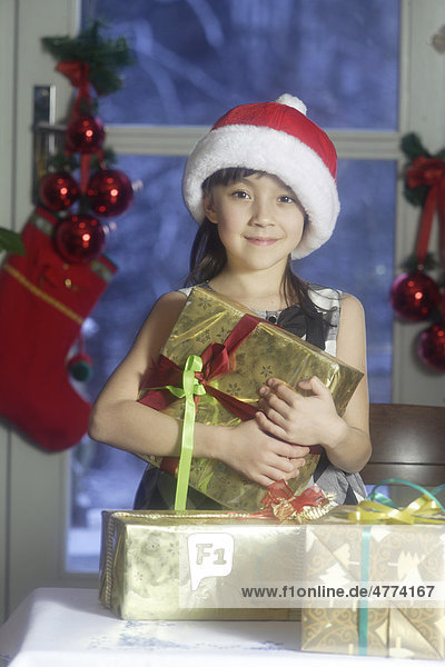 Mädchen  10 Jahre  mit Geschenken zu Weihnachten